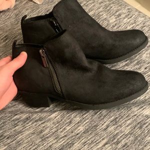 Short black boots with zippers on the side